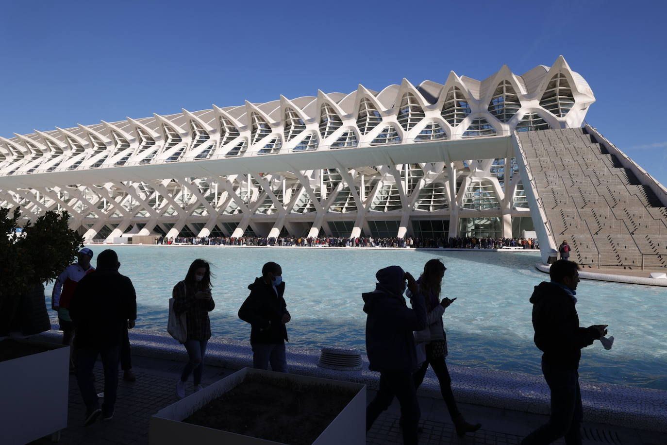 Cientos de personas han hecho cola este viernes por la mañana para vacunarse en el punto de vacunación móvil instalado en la Ciudad de las Artes y las Ciencias con motivo del Maratón Valencia. El interés por obtener el pasaporte Covid para viajar o acceder a negocios hosteleros y las demoras para tener cita en Atención Primaria ha disparado la asistencia. 