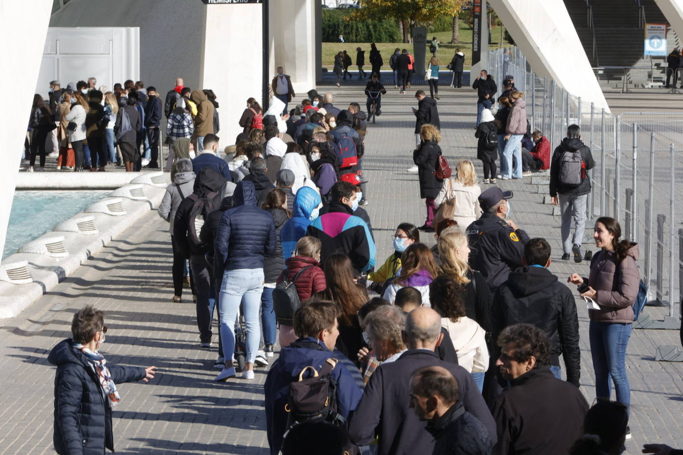 Cientos de personas han hecho cola este viernes por la mañana para vacunarse en el punto de vacunación móvil instalado en la Ciudad de las Artes y las Ciencias con motivo del Maratón Valencia. El interés por obtener el pasaporte Covid para viajar o acceder a negocios hosteleros y las demoras para tener cita en Atención Primaria ha disparado la asistencia. 