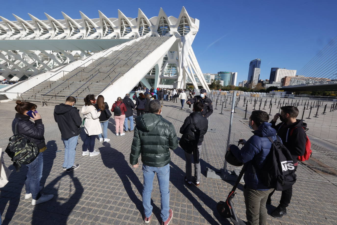 Cientos de personas han hecho cola este viernes por la mañana para vacunarse en el punto de vacunación móvil instalado en la Ciudad de las Artes y las Ciencias con motivo del Maratón Valencia. El interés por obtener el pasaporte Covid para viajar o acceder a negocios hosteleros y las demoras para tener cita en Atención Primaria ha disparado la asistencia. 