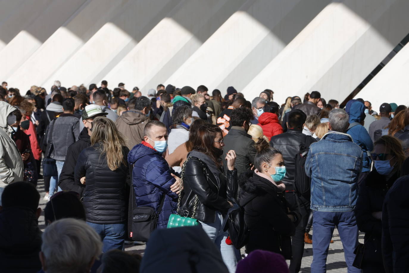 Cientos de personas han hecho cola este viernes por la mañana para vacunarse en el punto de vacunación móvil instalado en la Ciudad de las Artes y las Ciencias con motivo del Maratón Valencia. El interés por obtener el pasaporte Covid para viajar o acceder a negocios hosteleros y las demoras para tener cita en Atención Primaria ha disparado la asistencia. 