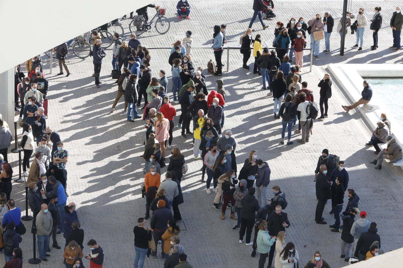 Cientos de personas han hecho cola este viernes por la mañana para vacunarse en el punto de vacunación móvil instalado en la Ciudad de las Artes y las Ciencias con motivo del Maratón Valencia. El interés por obtener el pasaporte Covid para viajar o acceder a negocios hosteleros y las demoras para tener cita en Atención Primaria ha disparado la asistencia. 