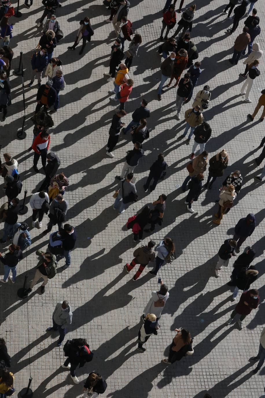 Cientos de personas han hecho cola este viernes por la mañana para vacunarse en el punto de vacunación móvil instalado en la Ciudad de las Artes y las Ciencias con motivo del Maratón Valencia. El interés por obtener el pasaporte Covid para viajar o acceder a negocios hosteleros y las demoras para tener cita en Atención Primaria ha disparado la asistencia. 