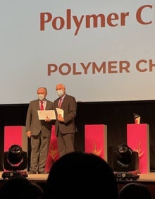 Imagen secundaria 2 - El director de LAS PROVINCIAS, Jesús Trelis hace entrega del premio a la empresa ADM Biopolis. Los galardonados y el director de Polymer Char, Benjamín Monrabal, recogiendo el premio . 