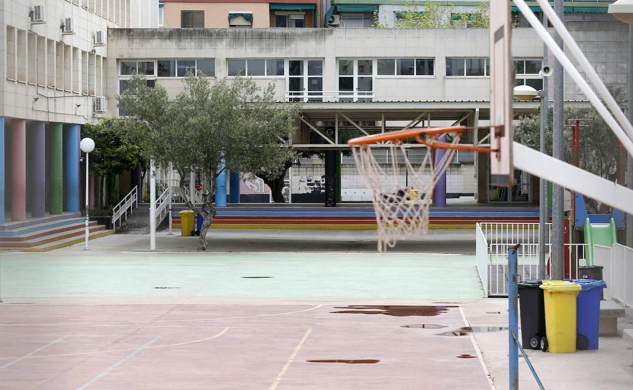 Un centro valenciano completamente vacío tras la suspensión de las clases. 