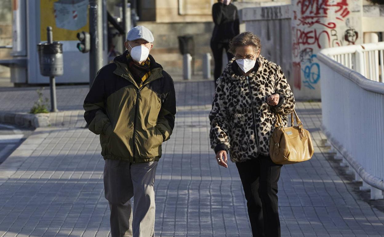 Dos personas pasean por Valencia. 