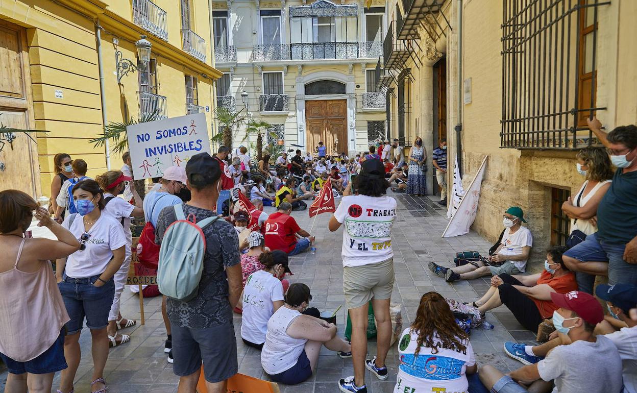 La protesta de Aprosdeco, celebrada el pasado mes de julio, ante la conselleria de Mónica Oltra. 