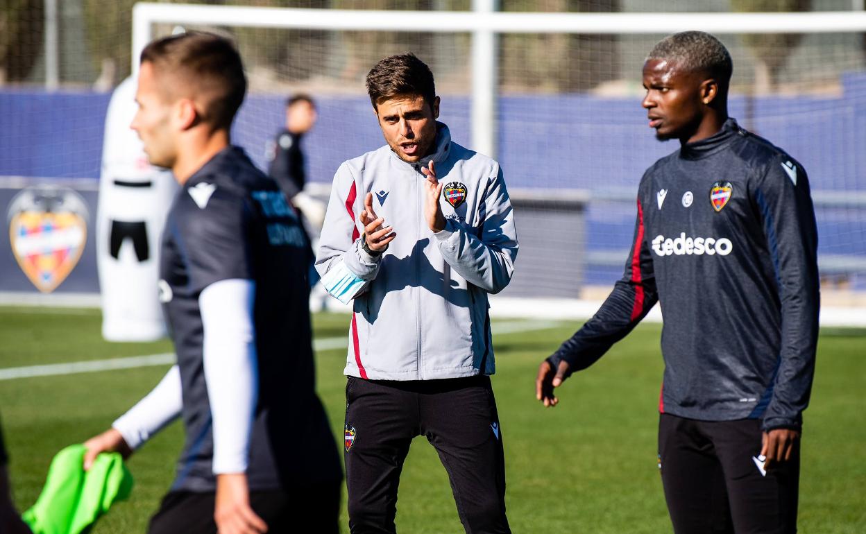 Alessio Lisci, comandando a su equipo en la Ciudad Deportiva de Buñol. 