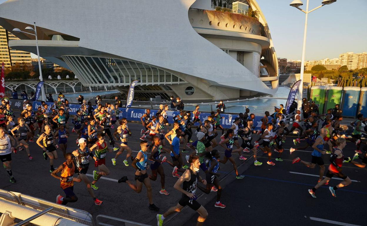 Un grupo de corredores, durante la salida del Maratón Valencia Trinidad Alfonso EDP de 2020. 