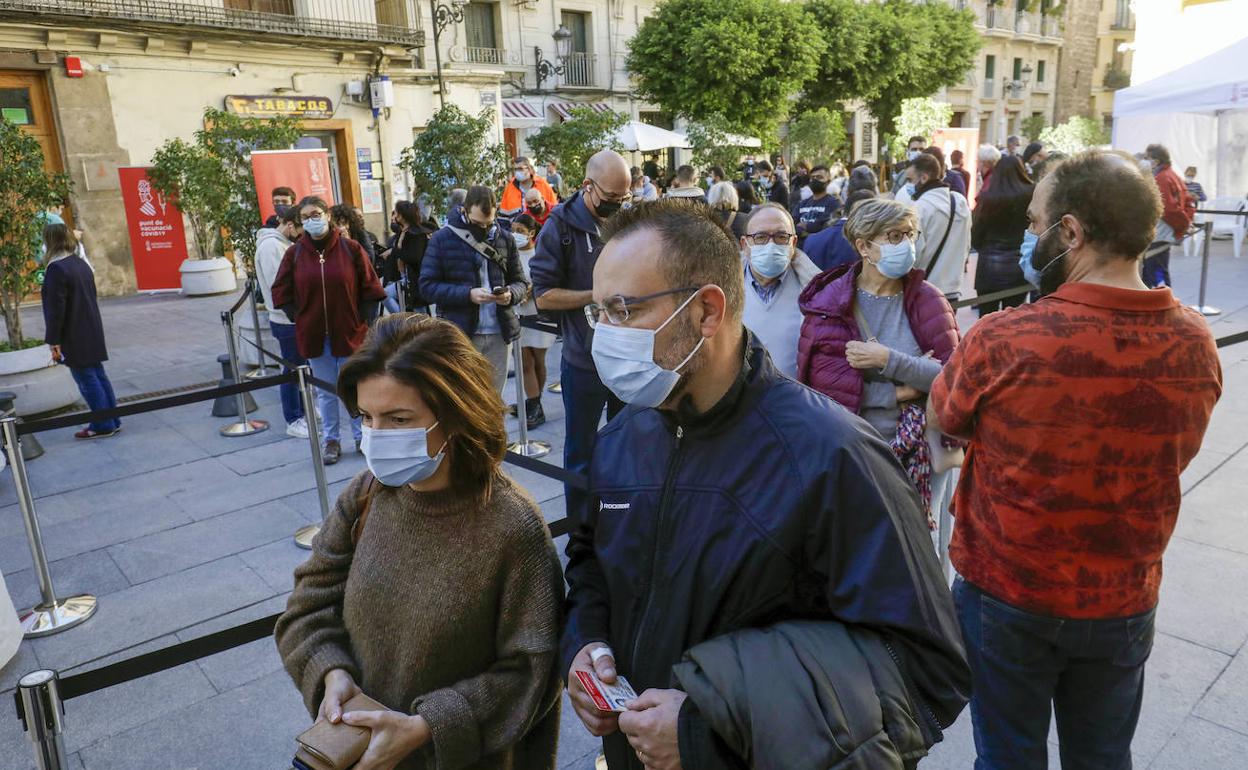 Cola de personas que han ido ma vacunarse sin cita a la plaza de Manises. 