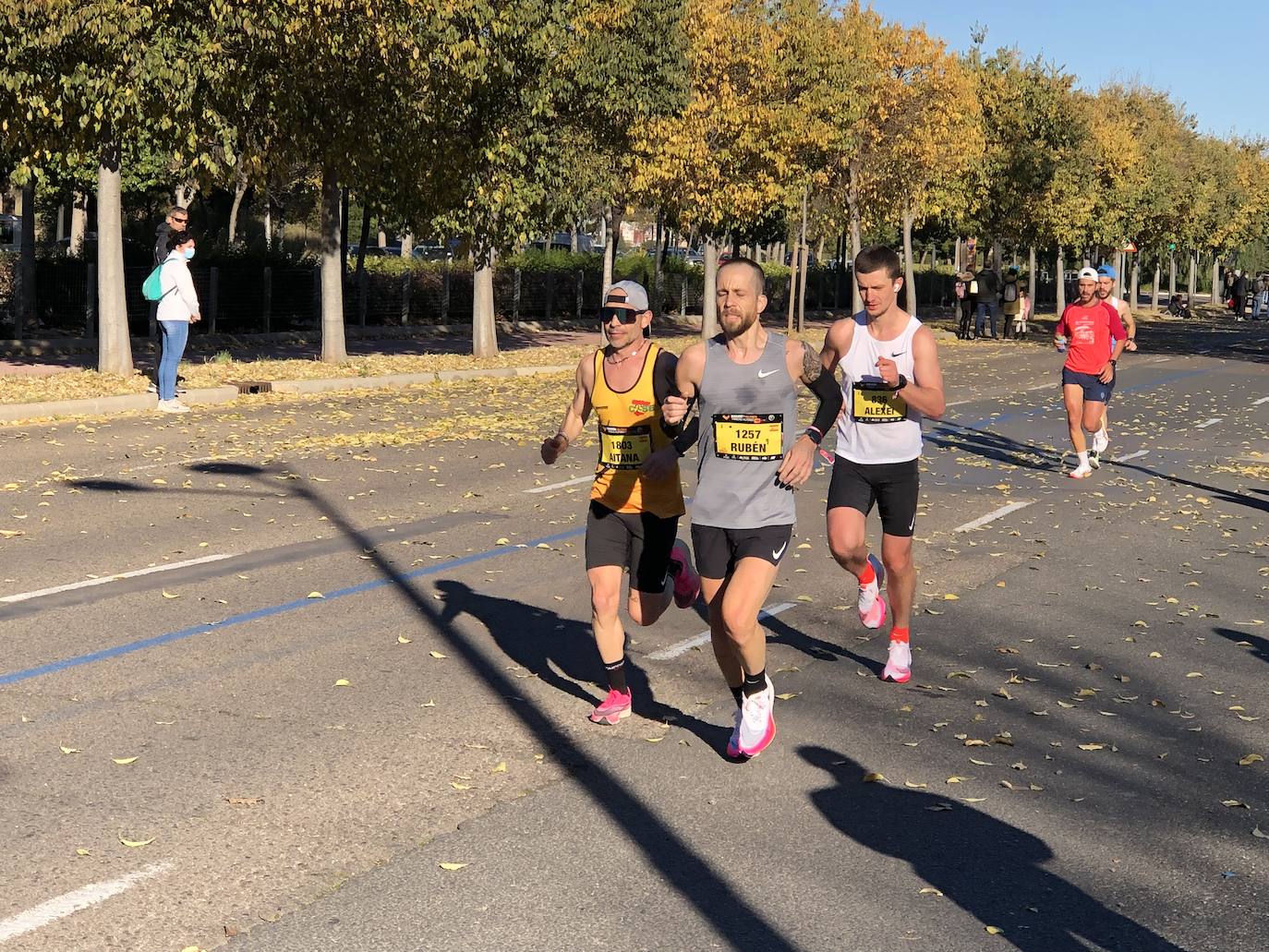 14.000 corredores hacen frente a una dura jornada marcada por las rachas muy fuertes de viento