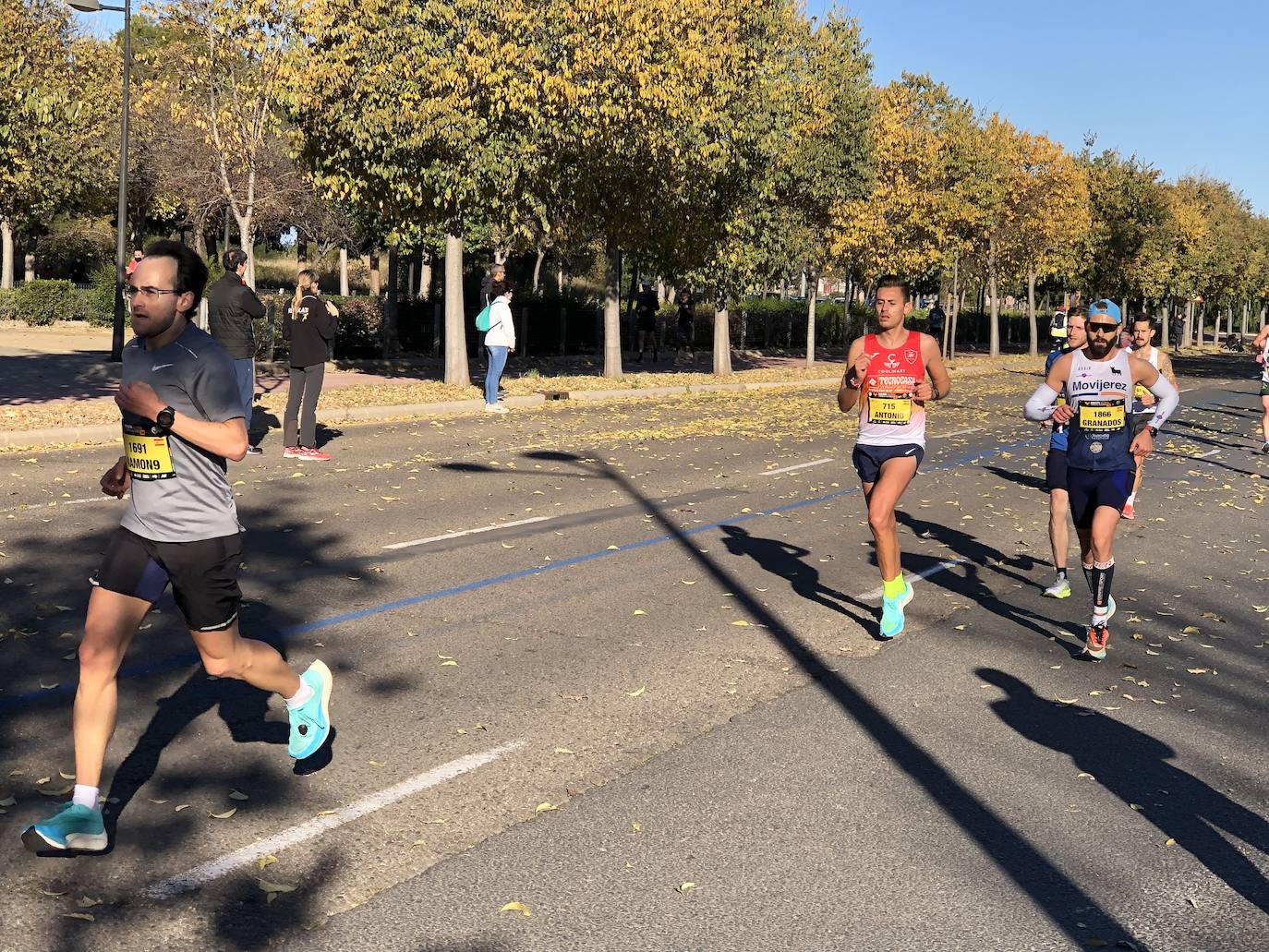 14.000 corredores hacen frente a una dura jornada marcada por las rachas muy fuertes de viento