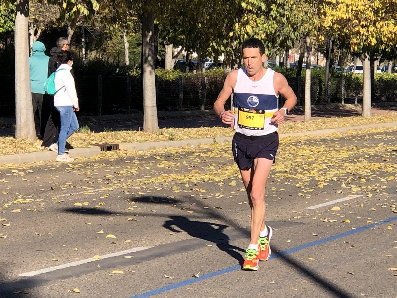 Tras pasar por el centro de la ciudad los participantes llegaban al entorno del Bioparc para comenzar el último tramo de la carrera.