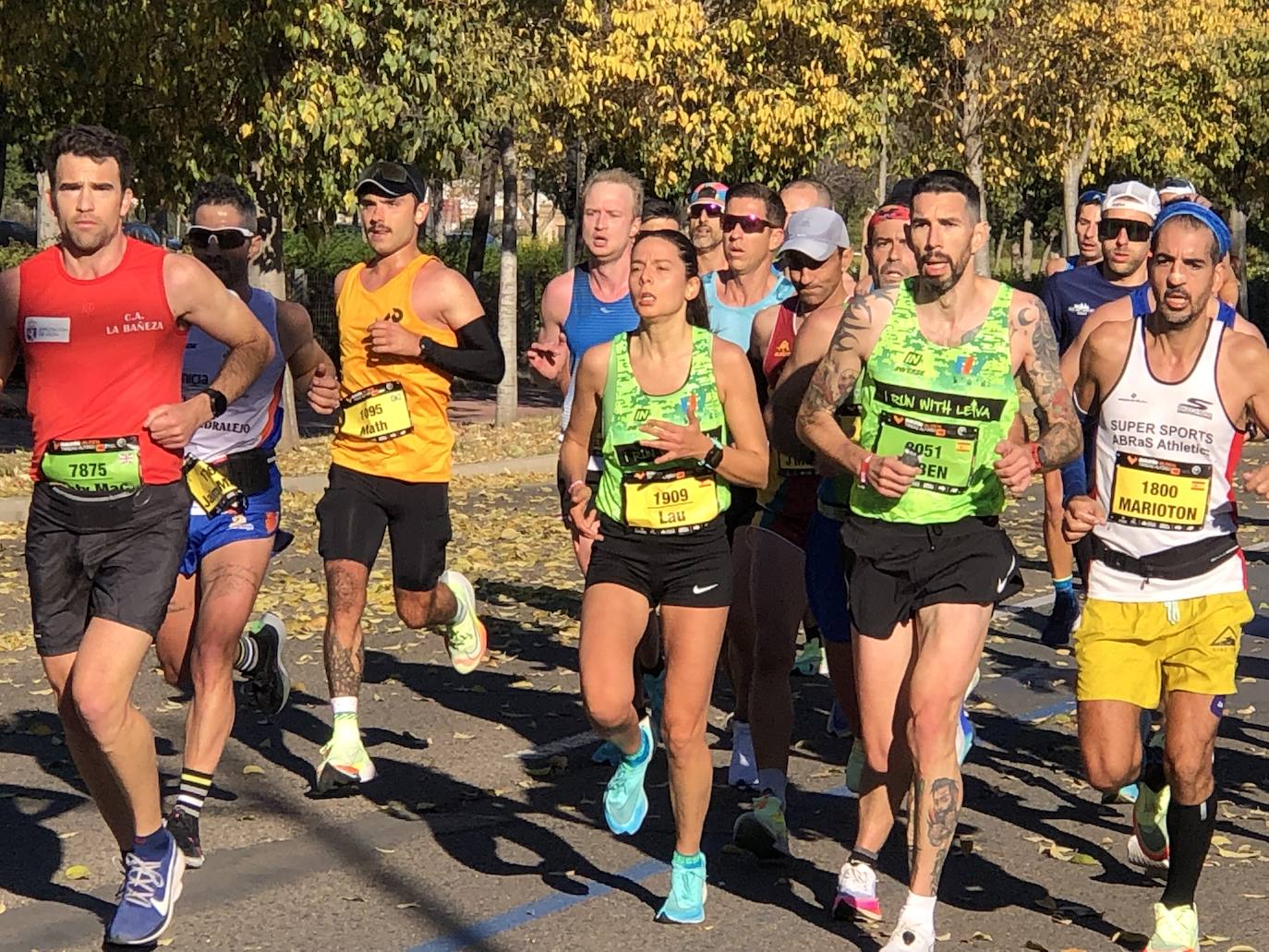 Los corredores encaran el último tramo del recorrido.