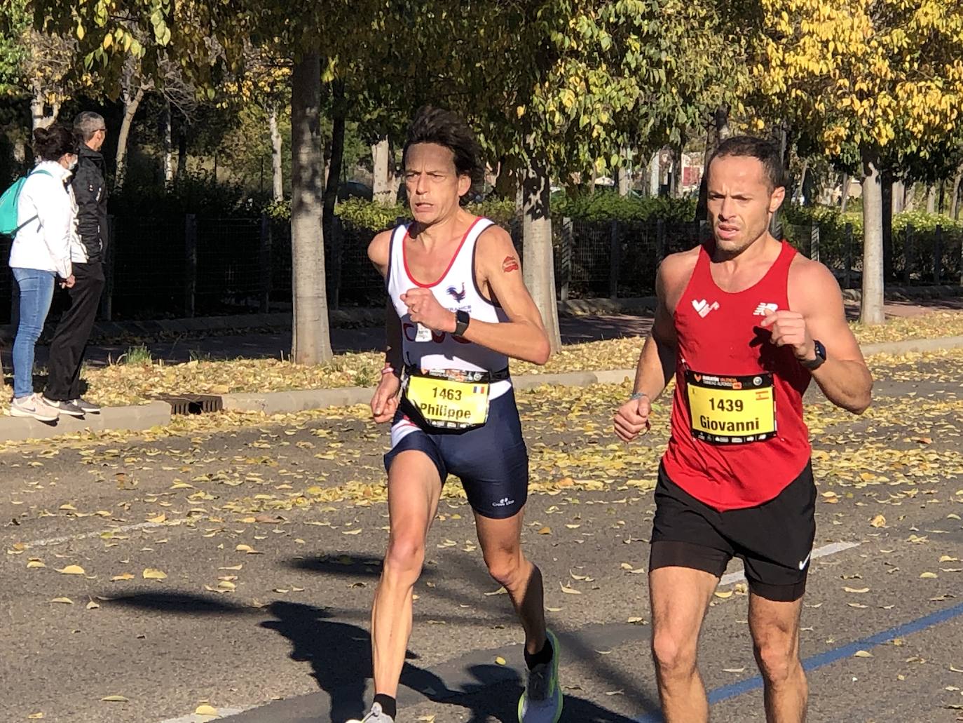 Los corredores encaran el último tramo del recorrido.