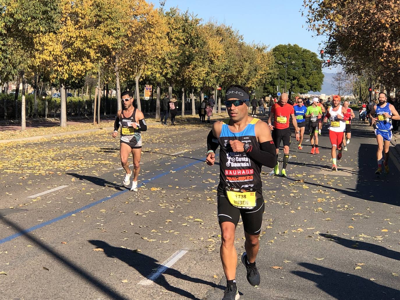 Los corredores encaran el último tramo del recorrido.