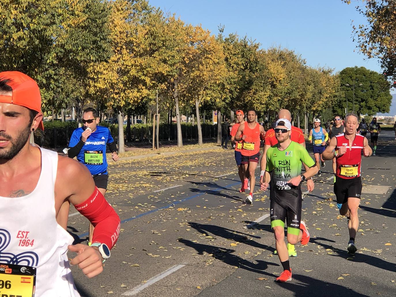 Los corredores encaran el último tramo del recorrido.