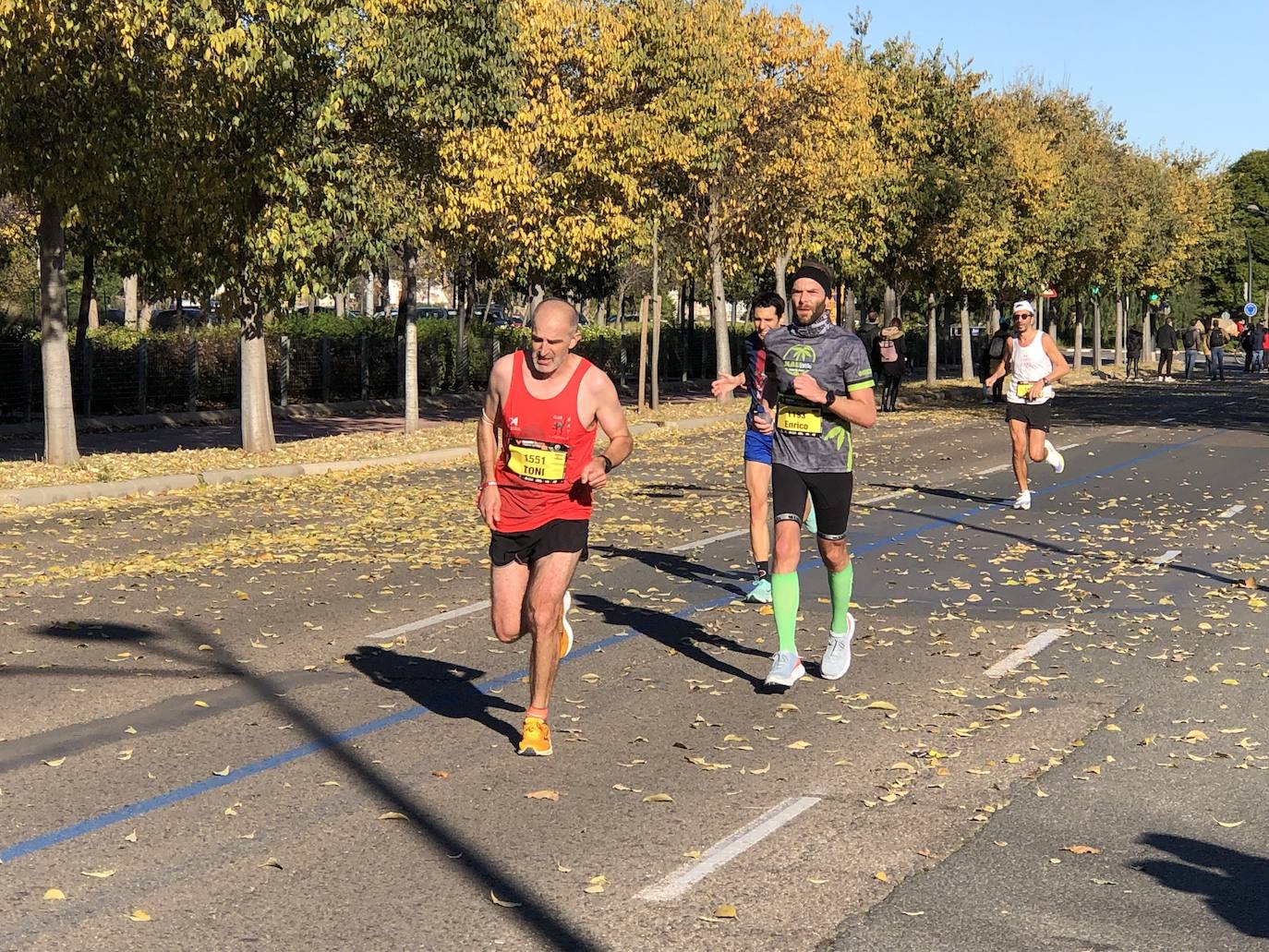 Los corredores encaran el último tramo del recorrido.