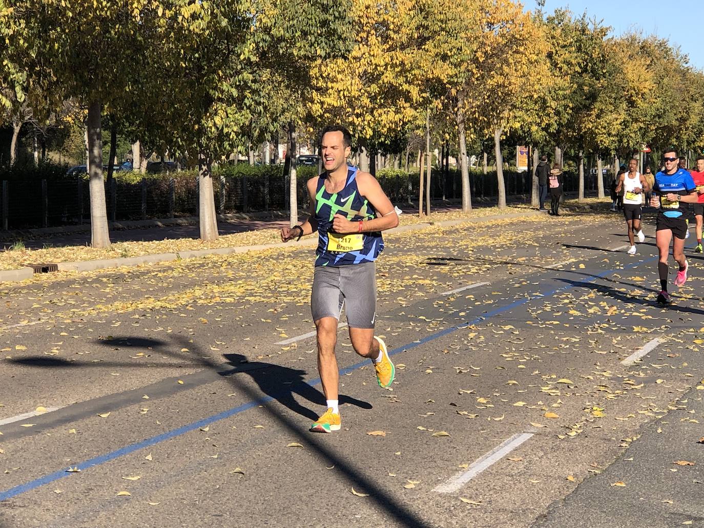 Los corredores encaran el último tramo del recorrido.