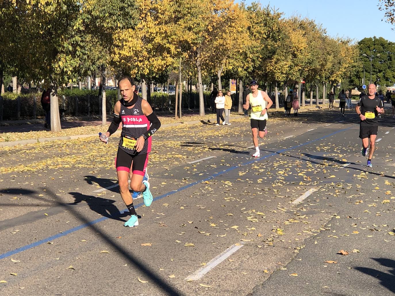 Los corredores encaran el último tramo del recorrido.