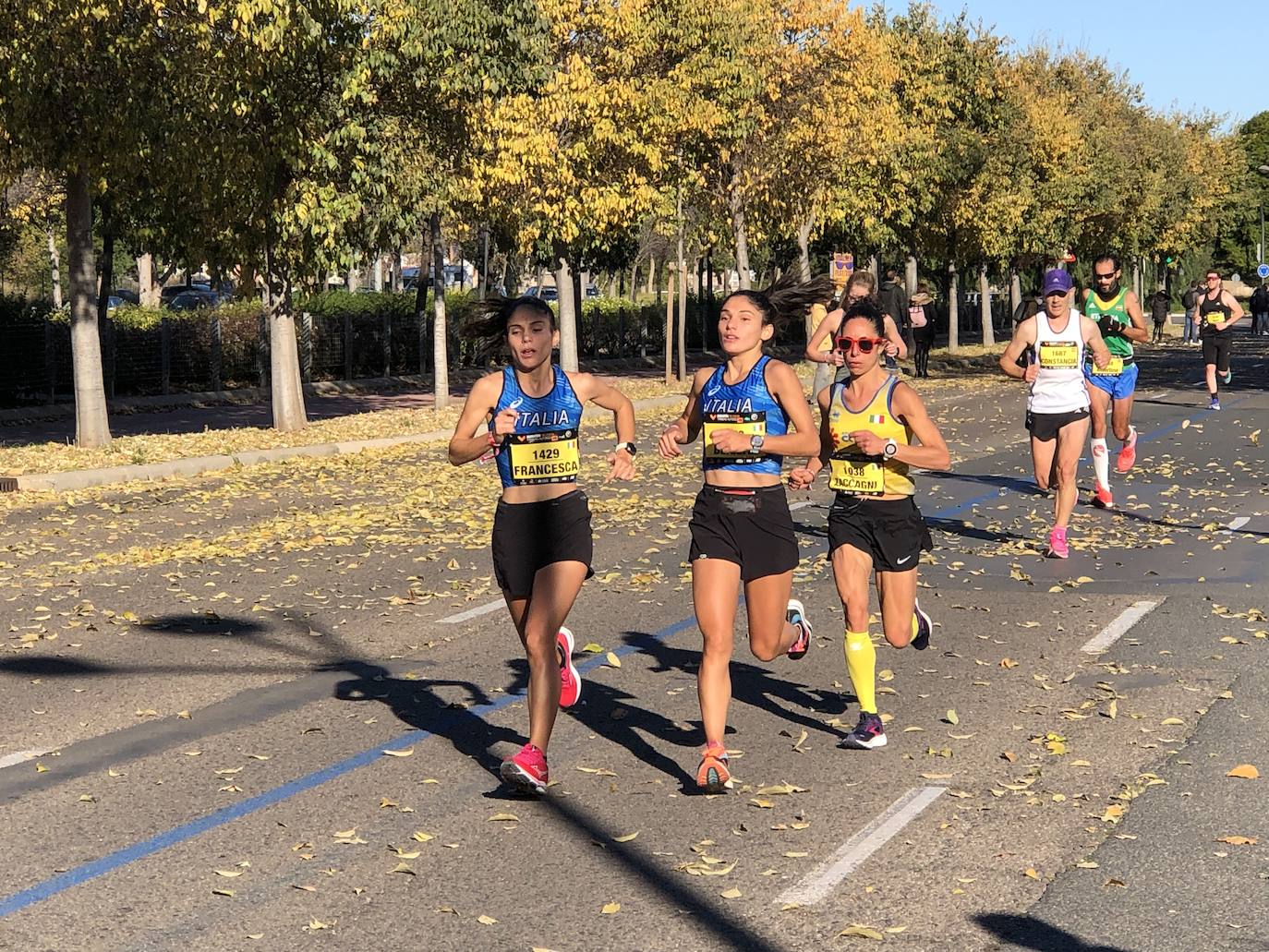 Los corredores encaran el último tramo del recorrido.