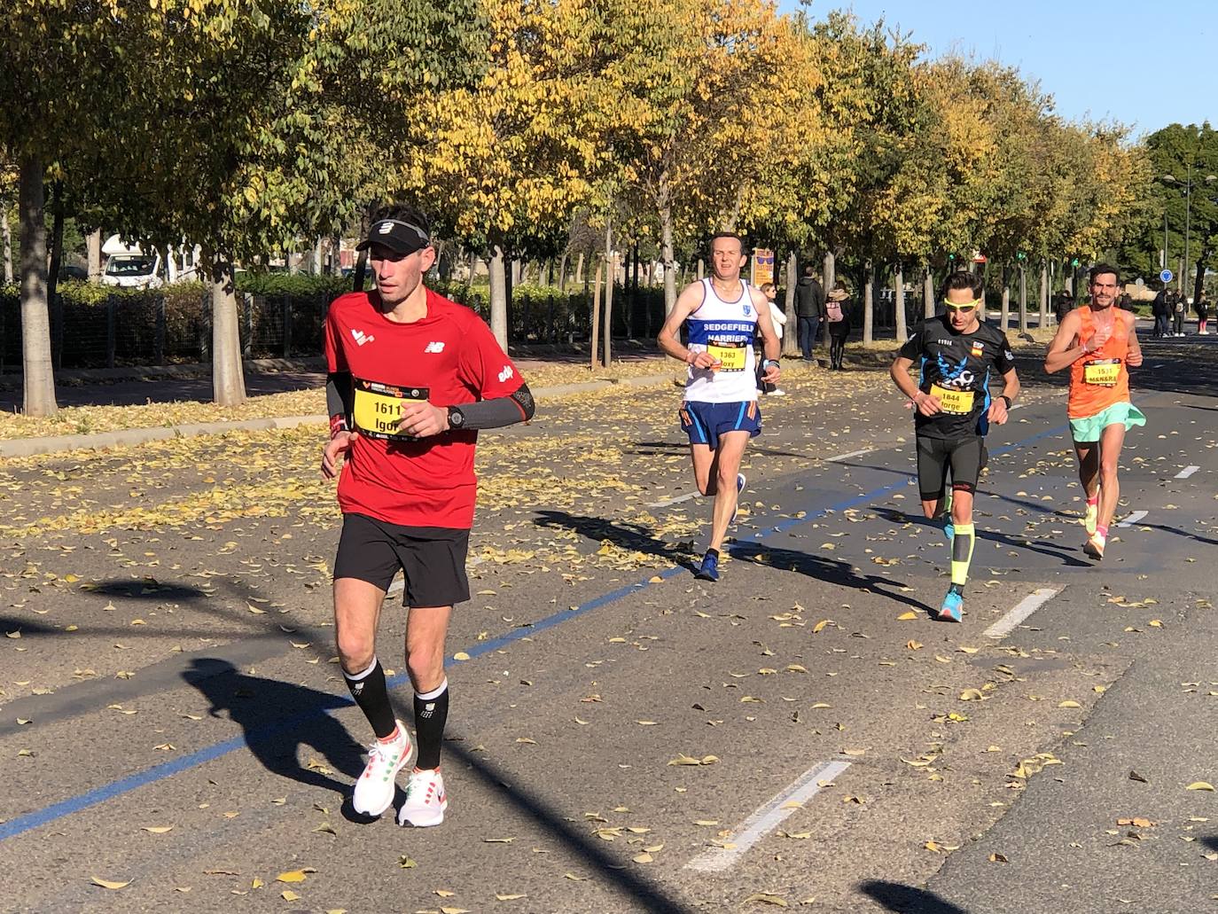 Los corredores encaran el último tramo del recorrido.