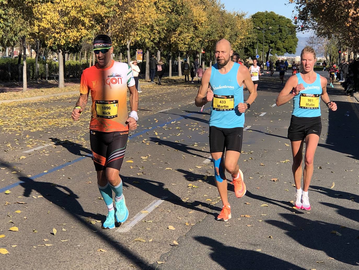 Los corredores encaran el último tramo del recorrido.