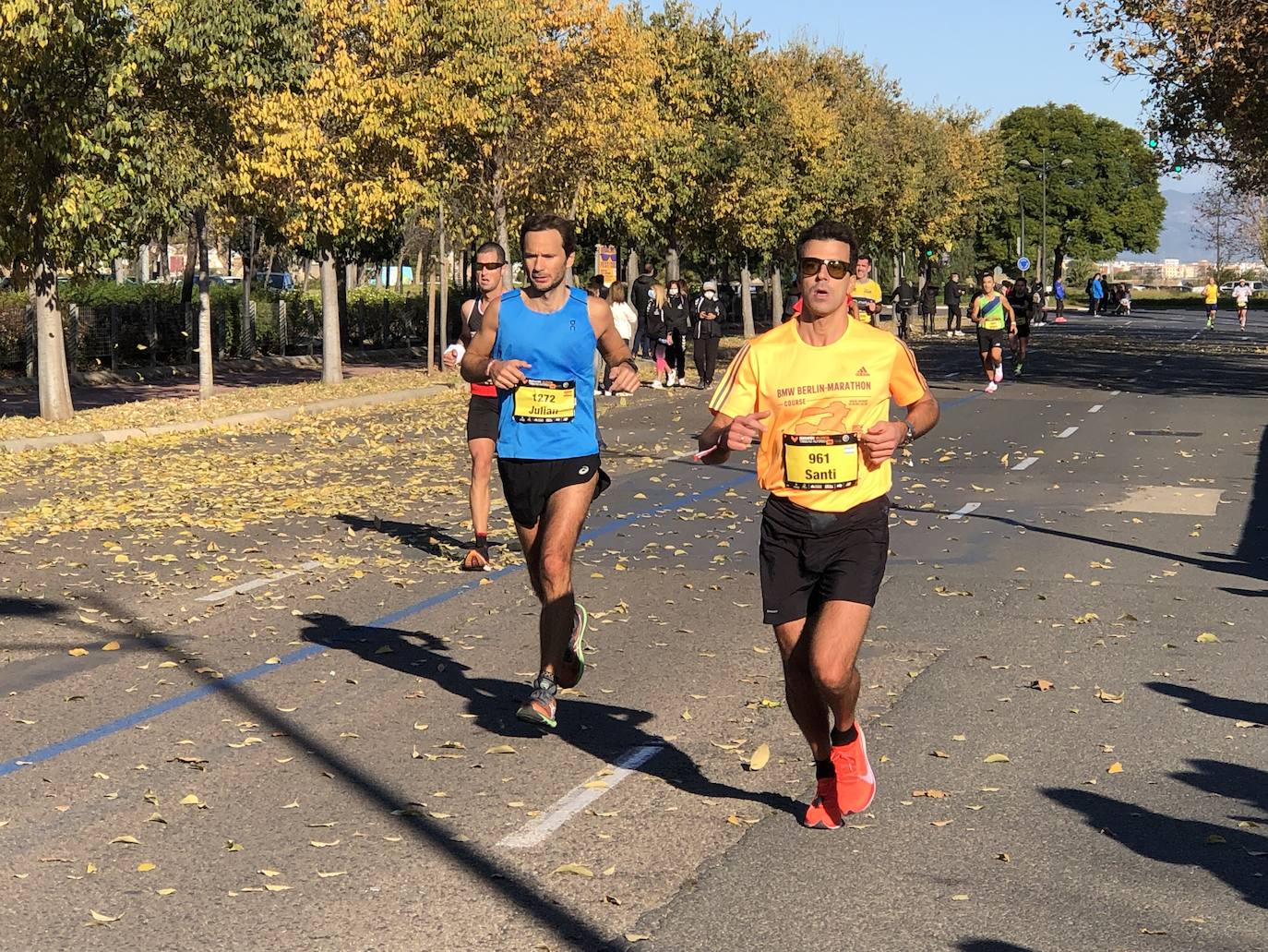 Los corredores encaran el último tramo del recorrido.