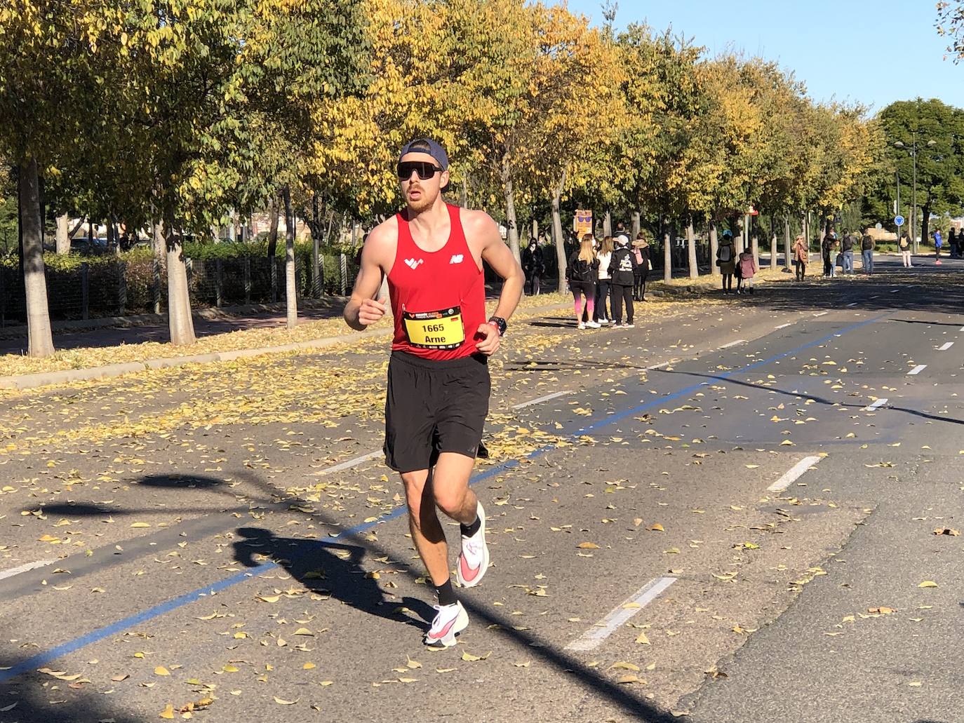 Los corredores encaran el último tramo del recorrido.