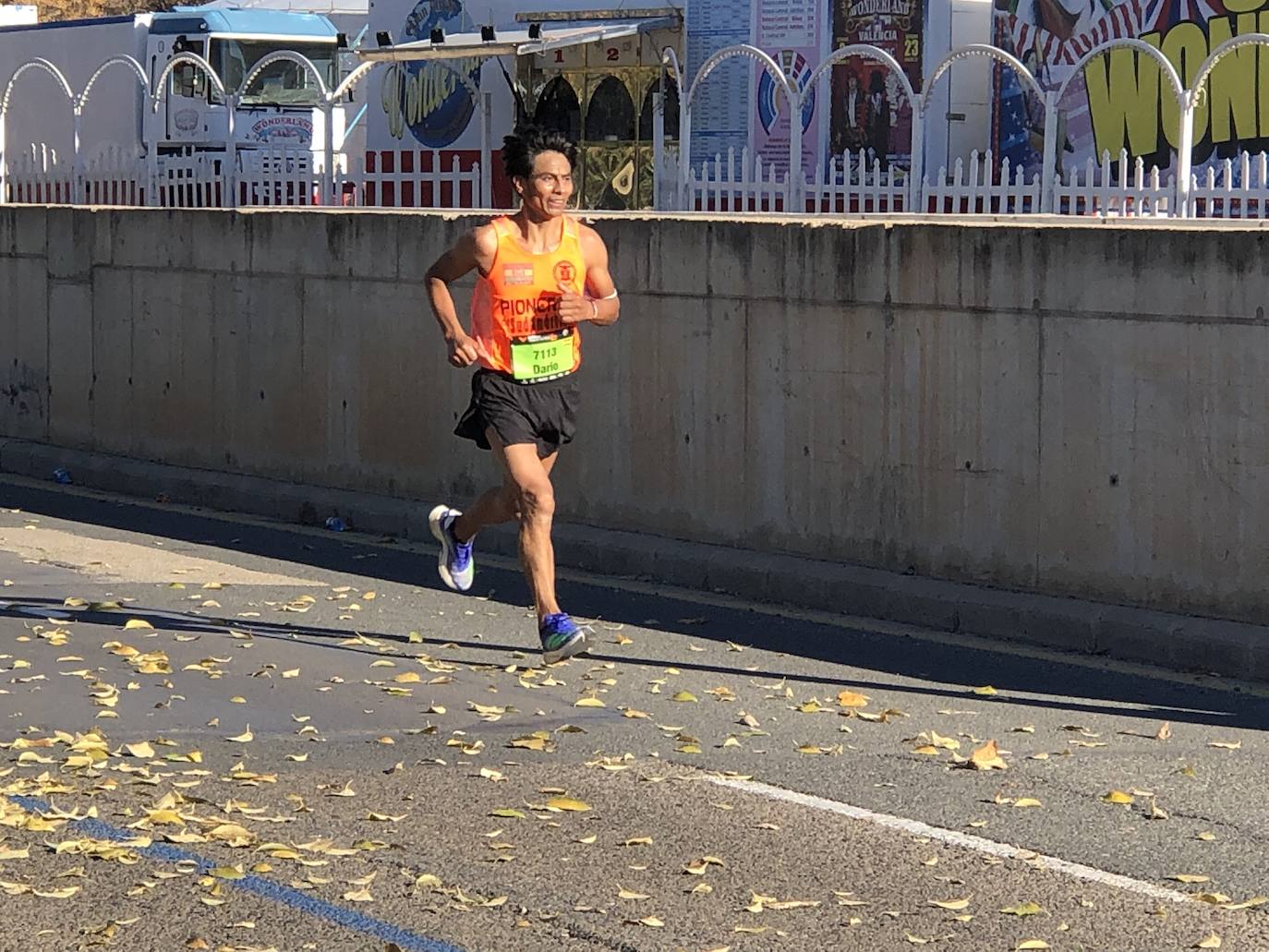 Los corredores encaran el último tramo del recorrido.