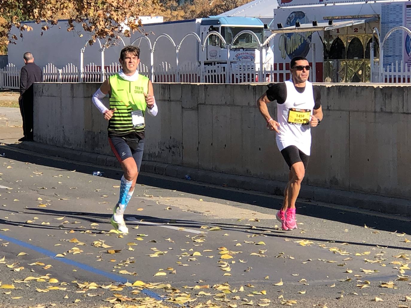 Los corredores encaran el último tramo del recorrido.