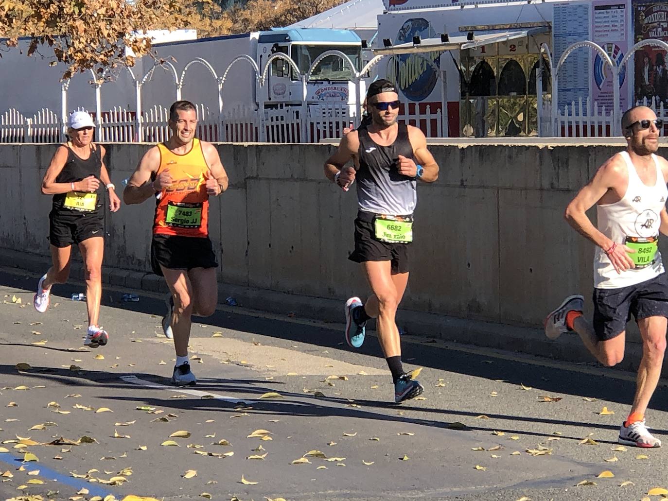 Los corredores encaran el último tramo del recorrido.