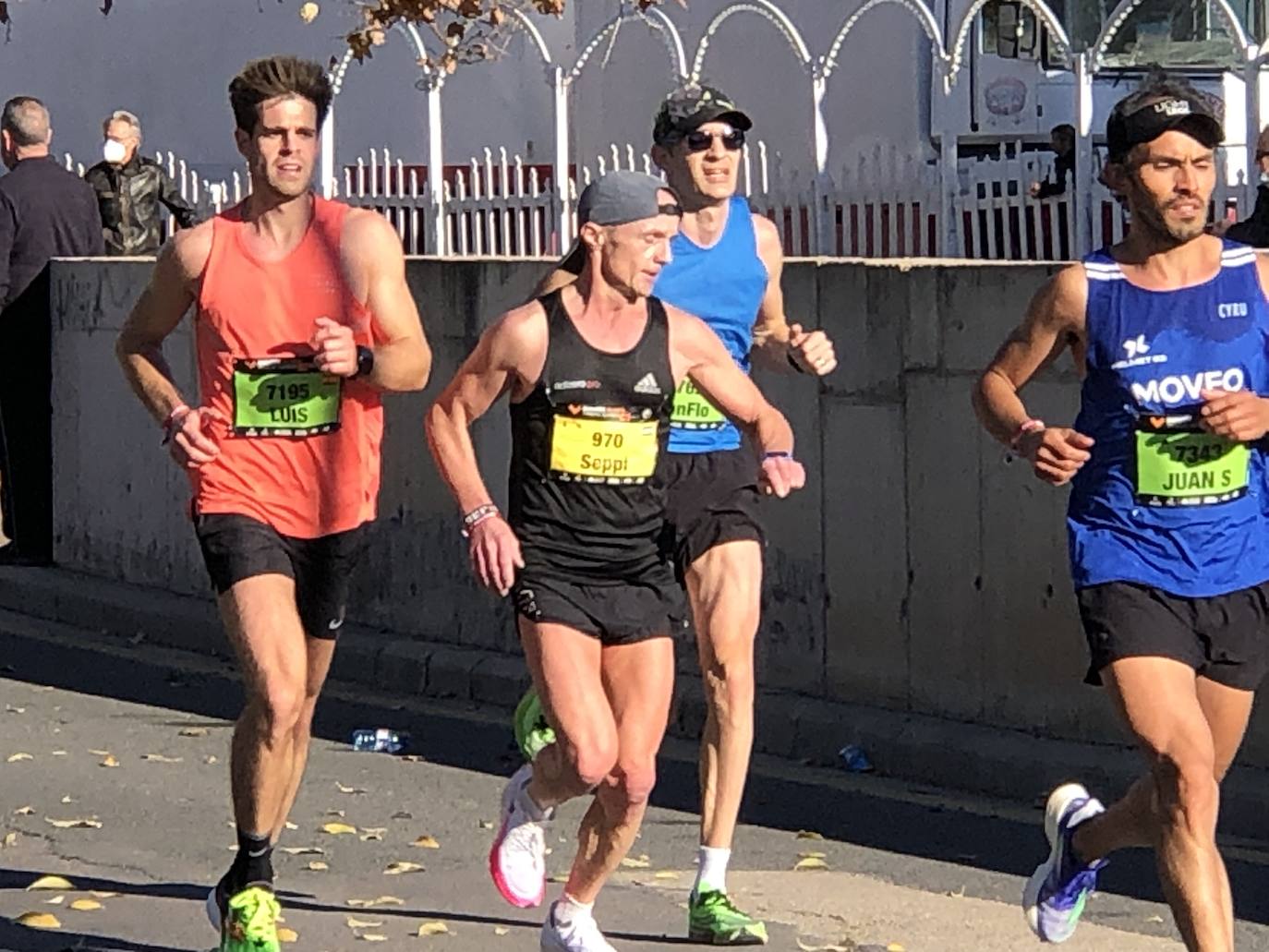 Los corredores encaran el último tramo del recorrido.