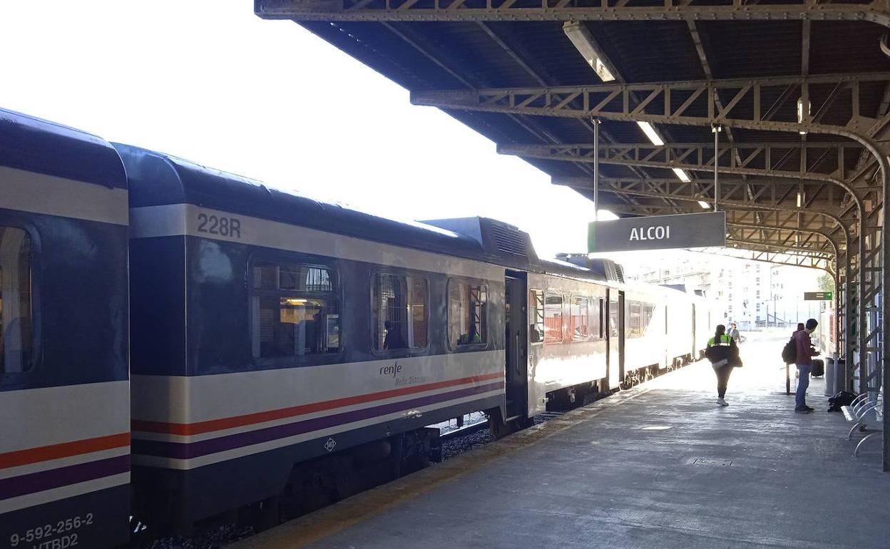 Un tren de la línea Xàtiva-Alcoi, detenido en la estación de Alcoi. 