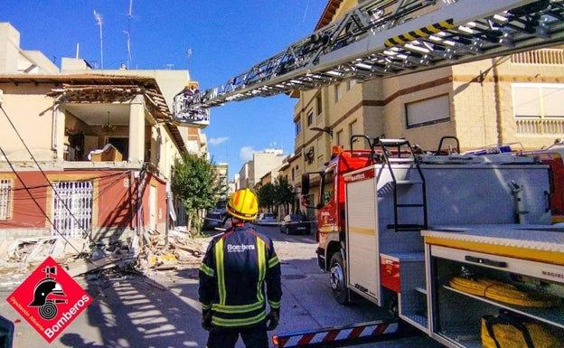 Intervención de los bomberos en el edificio afectado. 