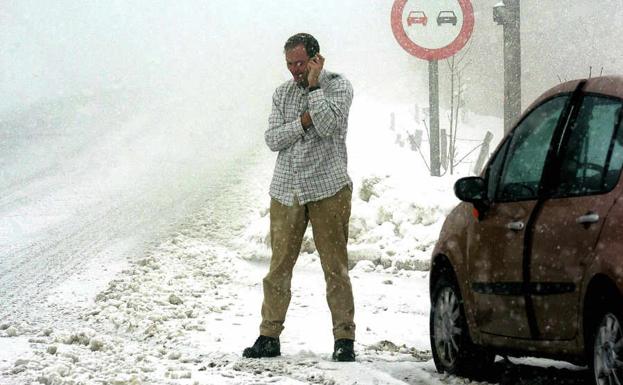 La advertencia de la DGT por las multas por conducir con guantes, abrigo o botas de montaña