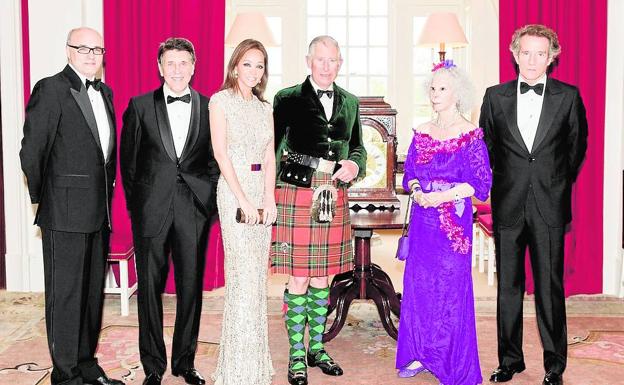 Pedro Pesudo, Manuel Colonques, Isabel Preysler, Carlos de Inglaterra, la Duquesa de Alba y Alfonso Díez en Dumfries House en 2012.