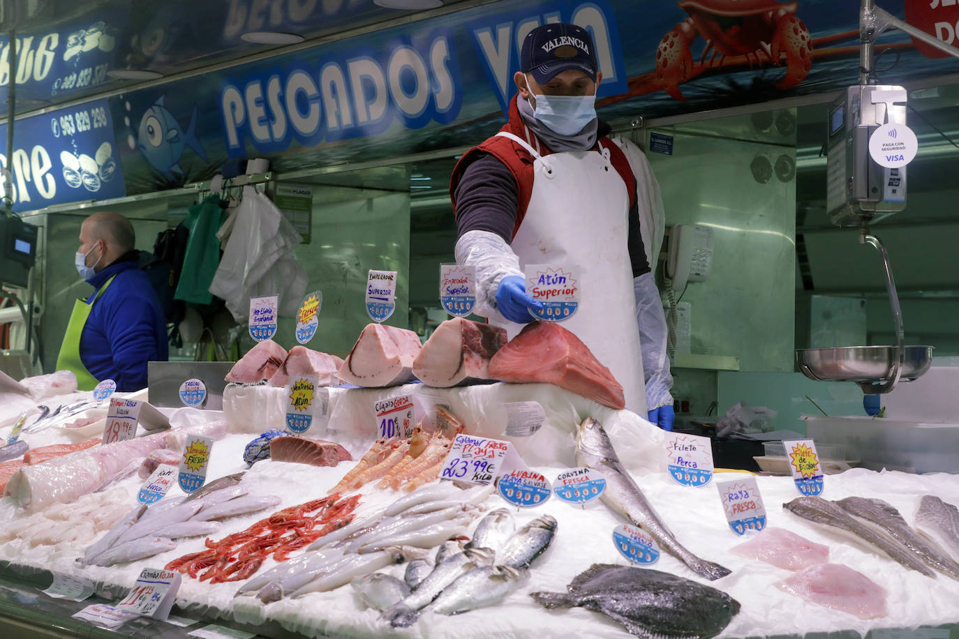 Los puestos del Mercado Central reciben se engalanan para prepararse ante la visita de los consumidores, que adelantan sus compras para las comidas y cenas de Navidad. 