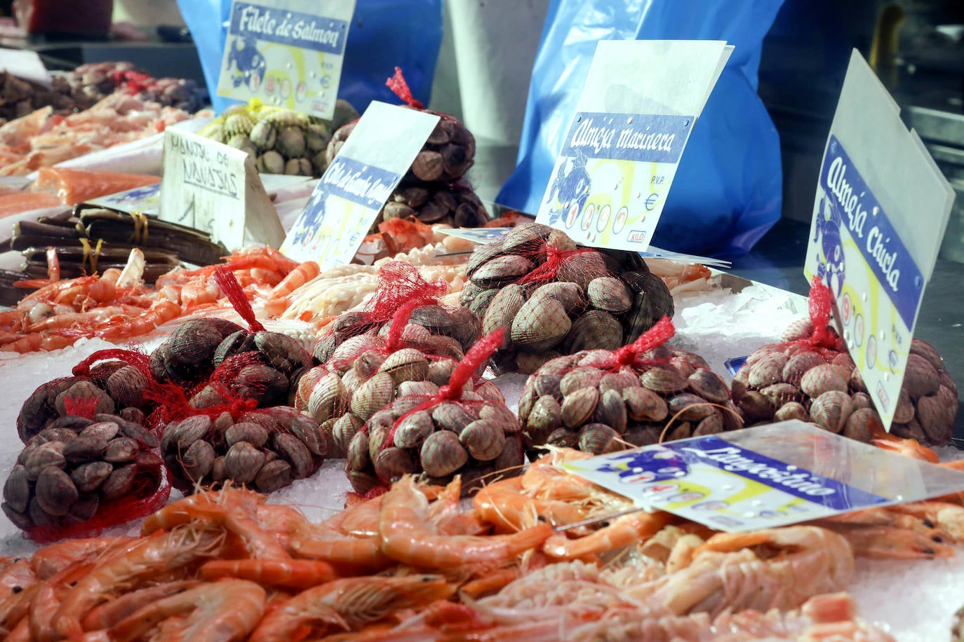 Los puestos del Mercado Central reciben se engalanan para prepararse ante la visita de los consumidores, que adelantan sus compras para las comidas y cenas de Navidad. 