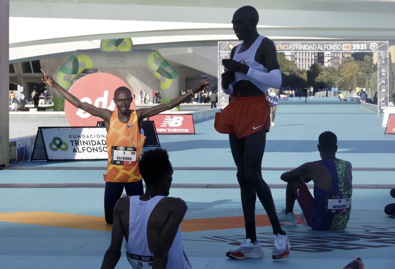 Fotos: Línea de meta del Maratón de Valencia 2021: así ha sido el final de la carrera