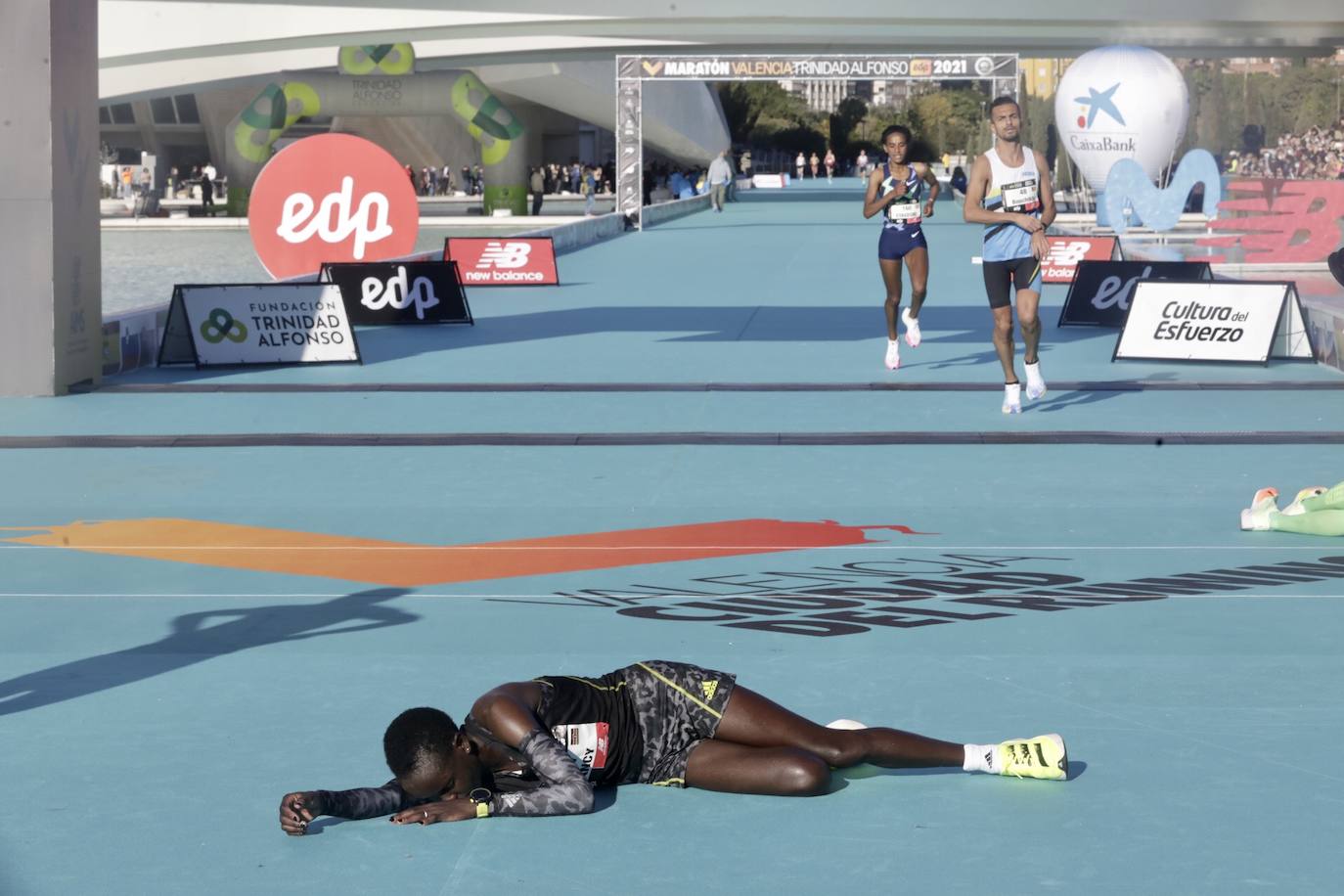 Fotos: Línea de meta del Maratón de Valencia 2021: así ha sido el final de la carrera