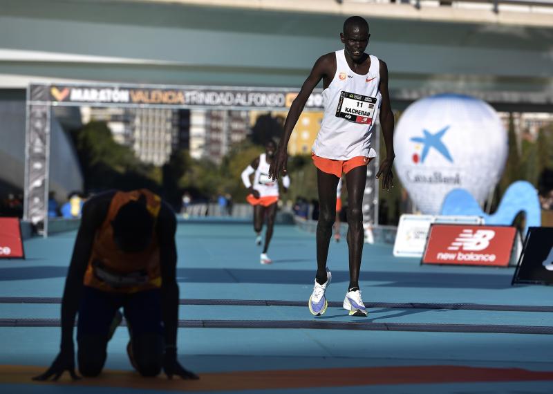 Fotos: Línea de meta del Maratón de Valencia 2021: así ha sido el final de la carrera