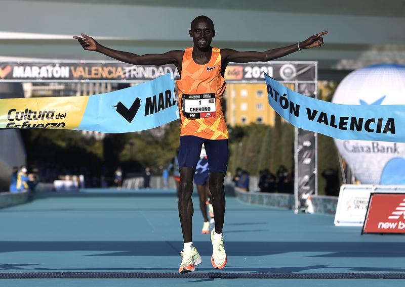 Fotos: Línea de meta del Maratón de Valencia 2021: así ha sido el final de la carrera