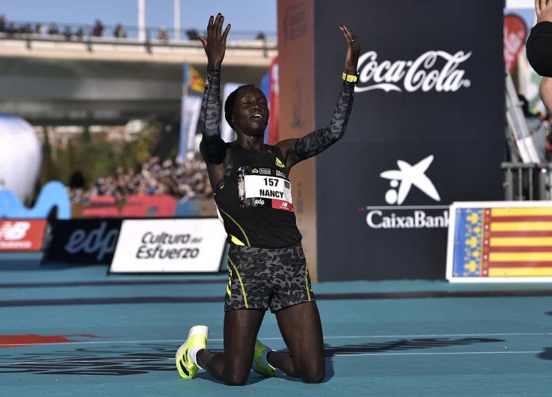 Fotos: Línea de meta del Maratón de Valencia 2021: así ha sido el final de la carrera