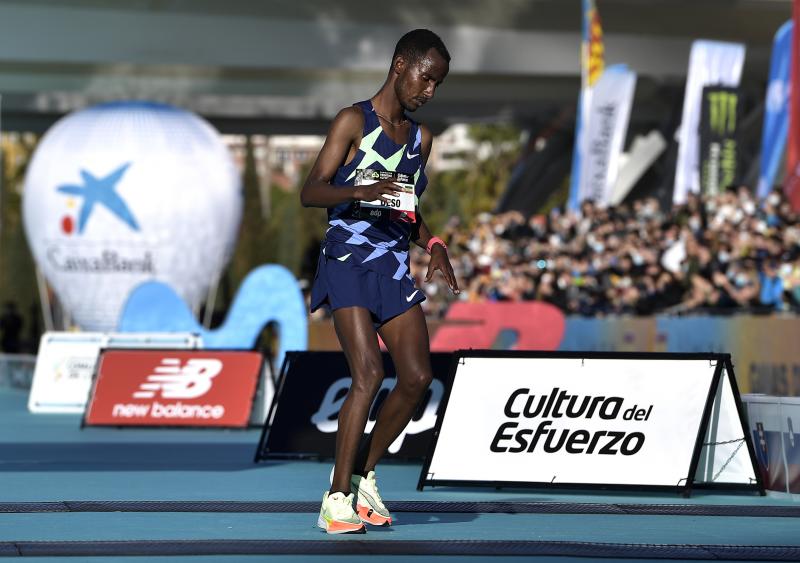 Fotos: Línea de meta del Maratón de Valencia 2021: así ha sido el final de la carrera