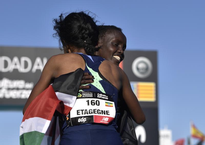 Fotos: Línea de meta del Maratón de Valencia 2021: así ha sido el final de la carrera