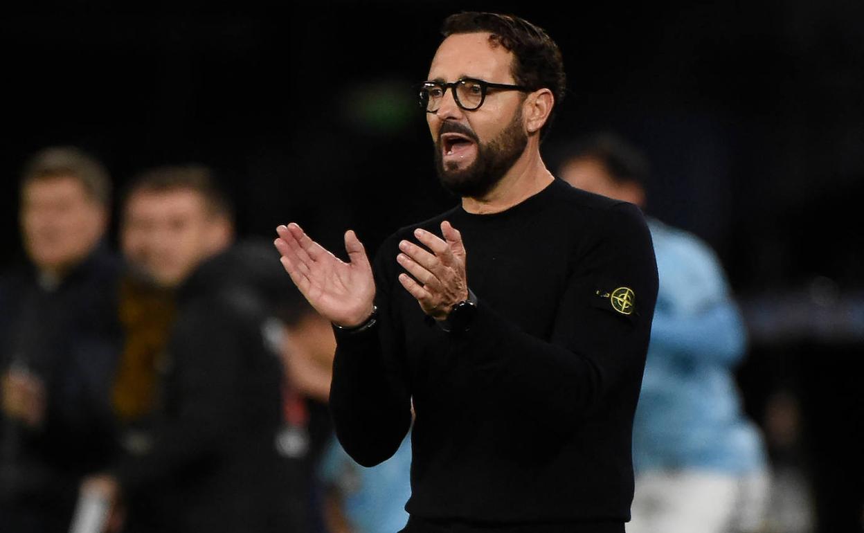 José Bordalás, aplaudiendo a sus jugadores durante el partido ante el Celta de Vigo en Balaídos