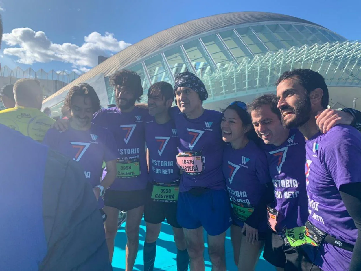 Los siete hermanos Casterá, después de alcanzar la meta del Maratón de Valencia. 