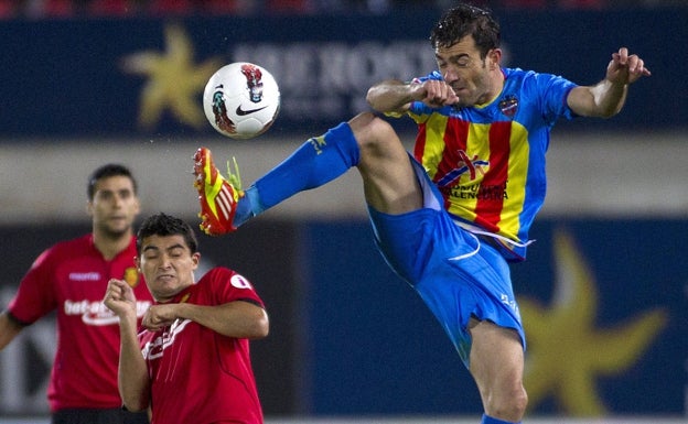 Javi Venta, con la elástica de la Senyera del Levante. 