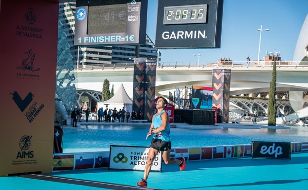 El argentino Joaquín Arbe, cruzando la línea de meta en Valencia