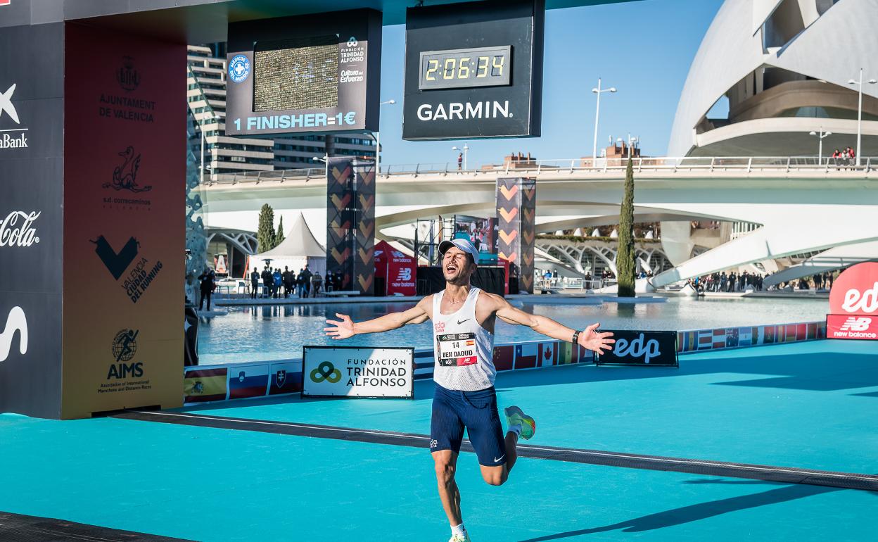 El español Hamid Ben Douad, cruzando la línea de meta en Valencia